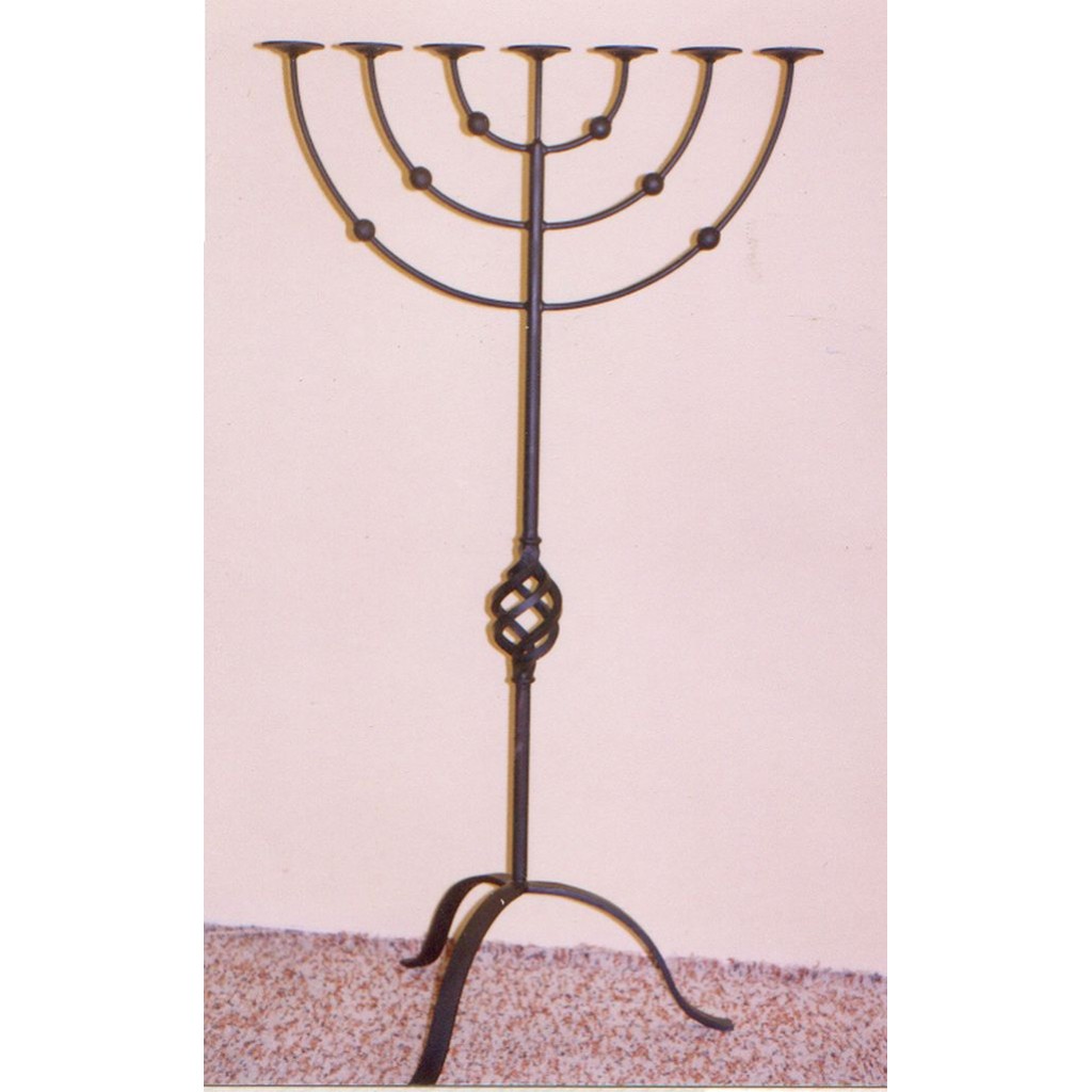 De grote Menorah-kandelaber van smeedijzer De grote Menorah-kandelaber van smeedijzer